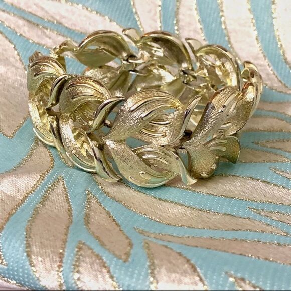 Coro Pegasus Goldtone leaf design bracelet mint - Picture 5 of 10